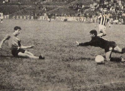 El salvadoreño  Pipo  Rodríguez anota frente al portero Varela el gol de la victoria de El Salvador ante Honduras.