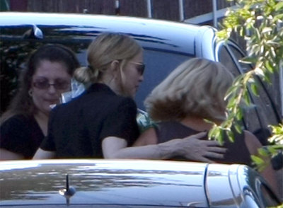 La 'reina del pop' comparte la tragedia de las familias de los trabajadores muertos durante el ensamblaje de su escenario marsellés