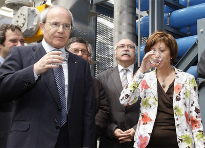 Montilla y Elena Espinosa beben agua de la desalinizadora de El Prat, inaugurada ayer.