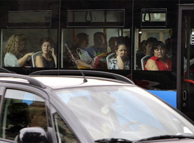 Ciudadanos que se suben (con descuento) al autobús y dejan el coche