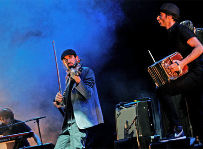 El grupo Bajofondo durante la actuación de anoche en los jardines de Sabatini.