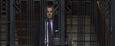 Luis Bárcenas, el tesorero del PP, ayer al salir de su domicilio en una lujosa zona del centro de Madrid.