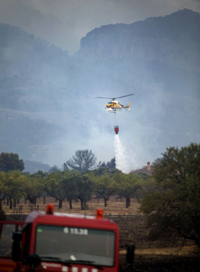 Un vehículo de bomberos en la zona del incendio en Horta de Sant Joan (Tarragona).