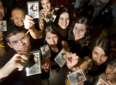 Seguidores de Madonna muestran las acreditaciones para entrar a la fiesta de los  fans. 