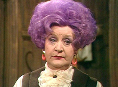 Mollie Sudgen, como la señora Slocombe en la serie  ¿Le atiende alguien? 