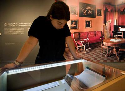 Reproducción de la sala de música de la masía Cabanyes de la exposición.