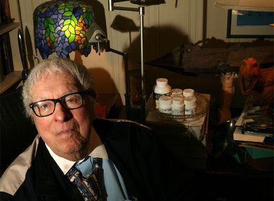 Ray Bradbury, fotografiado en su casa de Los Ángeles en el verano de 2007, es autor de   Fahrenheit 451  y  Crónicas marcianas .rnFoto: Marissa Roth