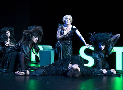 Escena del montaje   Sogno di una notte di mezza estate  , de Luca Ronconi, sobre la obra de Shakespeare, que se ha representado en el festival Grec de Barcelona.