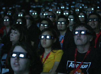 Provistos de gafas 3D, los visitantes de Comic Con asisten al estreno de  Avatar,  el filme de James Cameron que pronto se verá en las pantallas de todo el mundo.