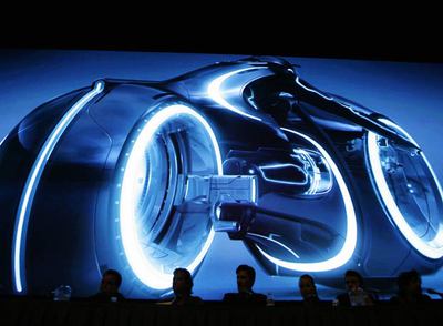 Una imagen de  Tron 2.0  sirve de fondo para una mesa redonda de la convención.