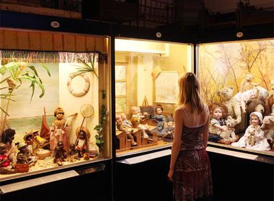 Vitrinas del Museo de las Muñecas de París, un recorrido didáctico que se remonta a 1800 y da cuenta de los estereotipos femeninos simbolizados en estos juguetes.