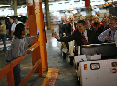Barack Obama, durante su visita a una fábrica de General Motors en la campaña electoral.