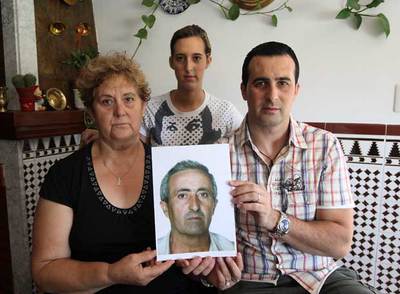 La familia de Roberto Rivas, fallecido en Granada, sostiene su foto.