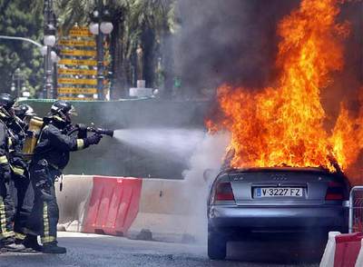 Aparatoso incendio de un coche en una avenida de Valencia