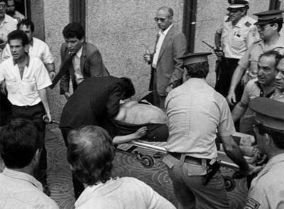 Traslado de una de las víctimas del atentado de Hipercor de Barcelona, el 19 de junio de 1987.