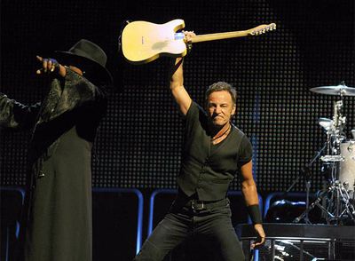 Bruce Springsteen alza su guitarra ante el público enfervorizado que abarrotaba ayer el estadio de San Mamés en Bilbao.