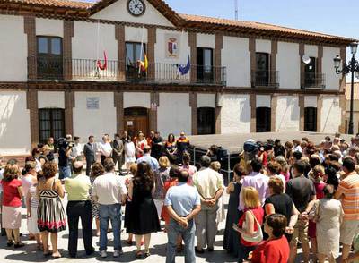 Los vecinos de Chozas de Canales (Toledo) se concentran en acto de repulsa por el asesinato de Eva María.