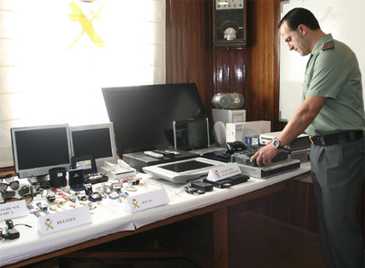 Un agente de la Guardia Civil de Lugo muestra el material robado que se le incautó a la banda.