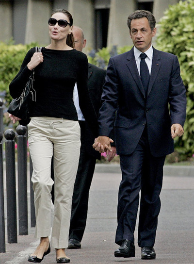 Nicolas Sarkozy sale del hospital con su esposa, Carla Bruni.