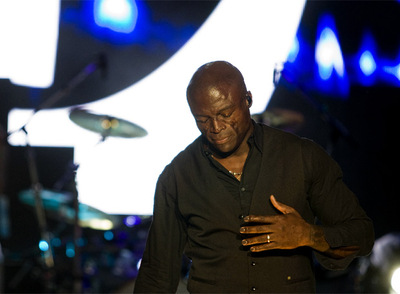 El cantante y compositor Seal Henry Olusegun Olumide,  Seal,  en el escenario de Puerta del Ángel.