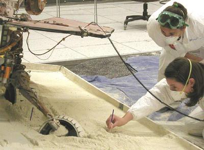 Los ingenieros reproducen sobre arena  la situación del vehículo  Spirit  atascado en Marte.