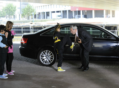 Carlos Sobera recibe una patada de Estibaliz Sarasola, ayer, en el rodaje de una escena de  Zigortzaileak  en Galindo.