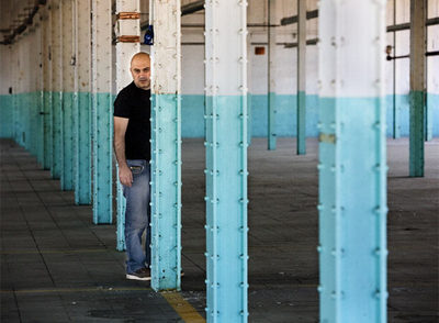 Calixto Bieito, en la antigua fábrica textil Fabra y Coats, en Barcelona, donde ensayó  Don Carlos. 