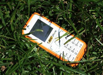 Un teléfono móvil en la gasolinera