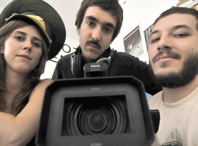 De izquierda a derech: Carola, Bruno y Nico, creadores del proyecto cinematográfico 'El cosmonauta', en su estudio de Chueca