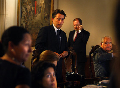 El vicepresidente segundo y consejero de Economía, Gerardo Camps, llegó media hora tarde al pleno del Consell