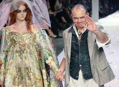 Christian Lacroix, con una modelo, tras uno de sus últimos desfiles.