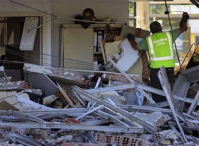 Un guardia civil remueve los escombros en la casa cuartel de Burgos.
