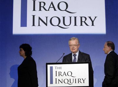 John Chilcot (centro), presidente de la comisión de investigación, y otros dos miembros de la misma, llegan a la conferencia de prensa.