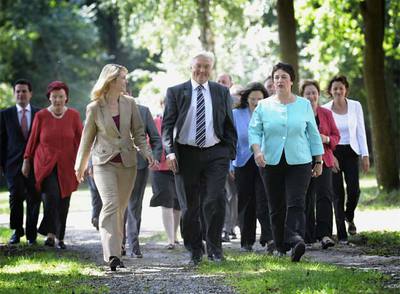 Frank-Walter Steinmeier (centro), con los miembros de su  gabinete en la sombra  ayer en Postdam.