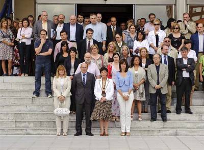Altos cargos y trabajadores del Gobierno Vasco se concentraron ante la sede de Vitoria para expresar su repulsa contra el atentado contra la casa cuartel de Burgos