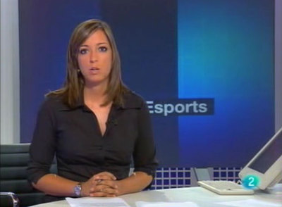 Núria Ramírez en el plató de  L'informatiu vespre. 