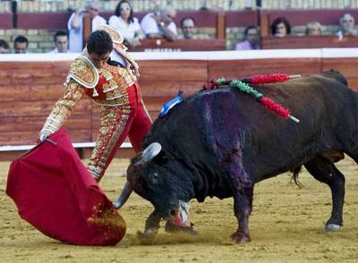 El Fandi en un momento de la corrida de ayer.