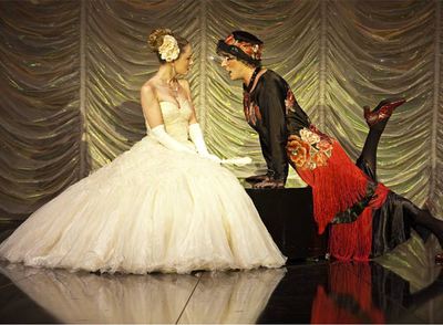 Escena de   Esta noche, zarzuela  .