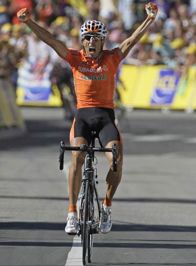 Mikel Astarloza celebra su victoria en la 16ª etapa del Tour.