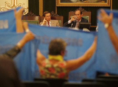 Vecinos de Gondomar muestran a Rafael Louzán los paños de la plataforma Moción=Corrupción en el pleno provincial de ayer.