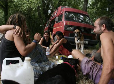 Los primeros campistas cogen sitio, ayer, en el lugar donde se celebrará el festival.