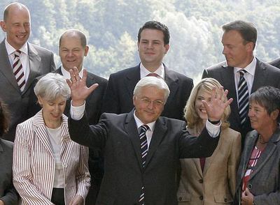 El líder socialdemócrata alemán, Frank-Walter Steinmeier, con otros dirigentes del SPD ayer en Potsdam.