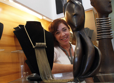 Elena Cáncer, entre algunas de sus joyas y esculturas en su tienda de la calle de Velázquez.