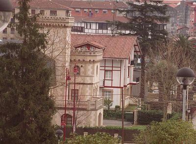 Vista de la comisaría de Gernika (el segundo edificio), donde se produjeron los hechos.