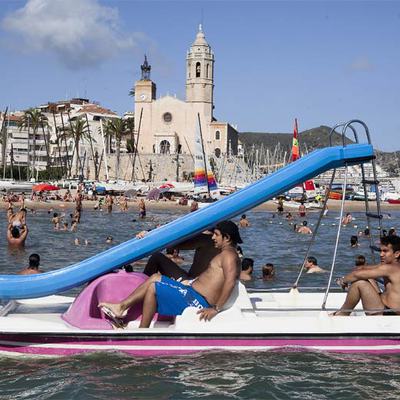 la playa de La Fragata, con el castillo de Sitges al fondo