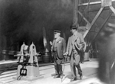 Lord Pirrie (izquierda), presidente de Harland & Wolff, y Bruce Ismay (derecha), presidente y gerente de White Star Line, fotografiados en la inspección final del   Titanicrn.  