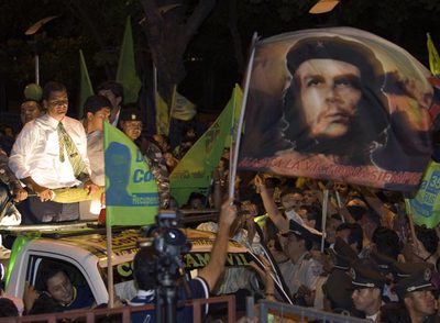 Rafael Correa celebra, rodeado de seguidores en Guayaquil, su victoria en las elecciones presidenciales de Ecuador el 27 de noviembre de 2006.