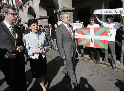 Markel Olano, Isabel Celaá y el alcalde de Azpeitia, Julián Eizmendi, poco antes de empezar el acto oficial en Azpeitia, pasan delante de los concejales radicales (el primero a la derecha el ex alcalde de ANV, Iñaki Errazkin) que luego serían desalojados por la Ertzaintza.