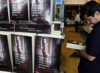 Un cliente de una librería, ante la pila de ejemplares de la última entrega de  Millennium , la novela de Stieg Larsson.