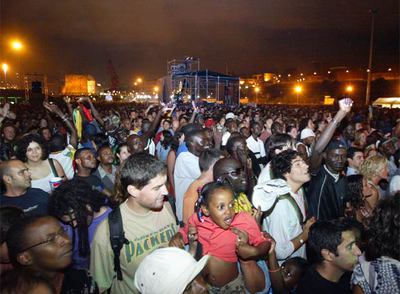 Asistentes a un concierto en la explanada de Botica Vieja en una edición anterior de la Aste Nagusia.